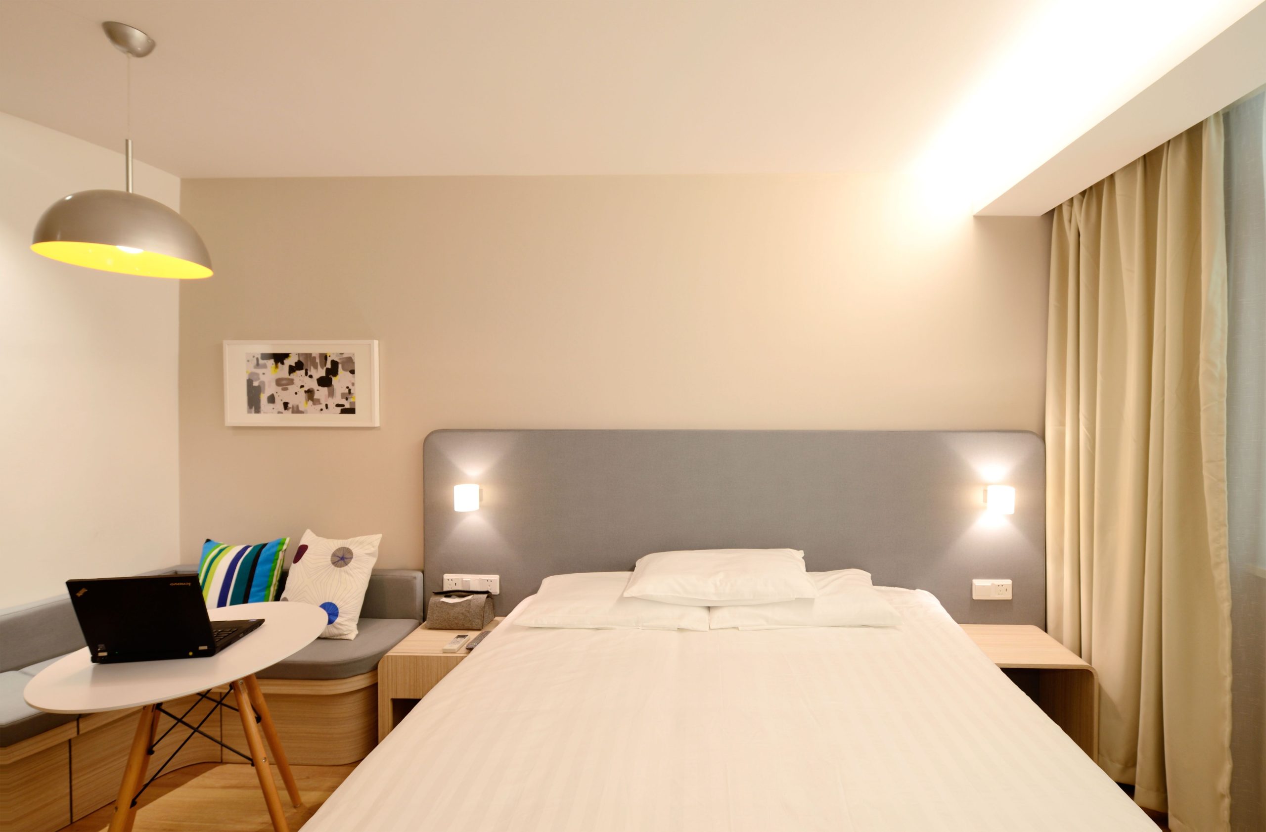 Read more about the article Hotels vs Vacation Rentals vs Hostels: Which Accommodation Is Right for You?